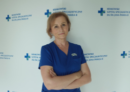 mgr Ewa Węglarz w granatowym ubraniu na białym tle