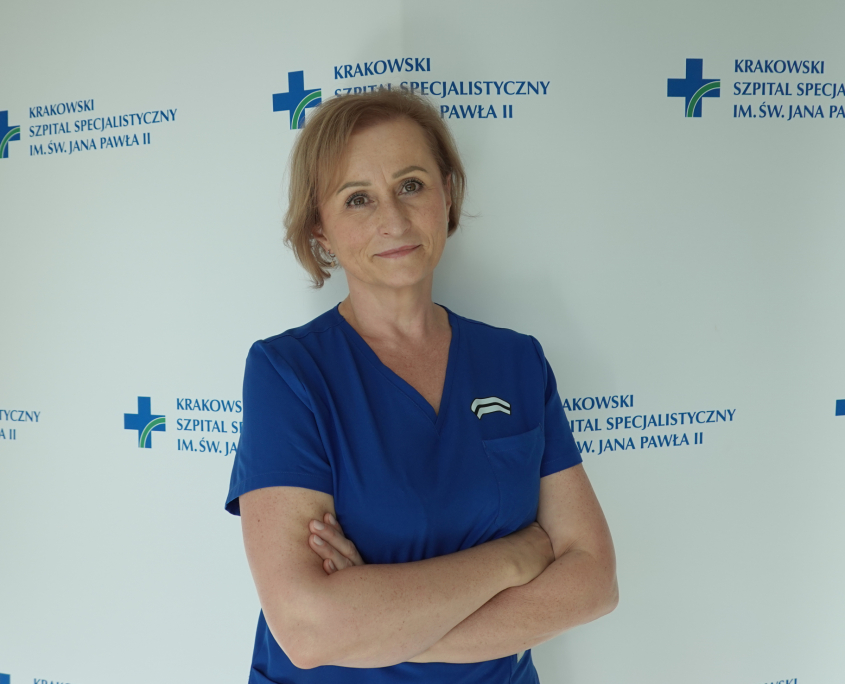 mgr Ewa Węglarz w granatowym ubraniu na białym tle