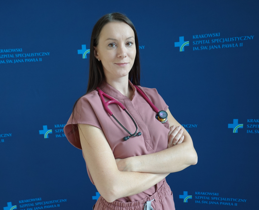 lek. Klaudia Bielecka w medycznym ubraniu na granatowym tle