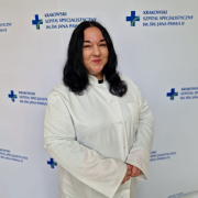 prof. UJ, dr hab. n. med. Monika Komar w białym fartuchu na białym tle