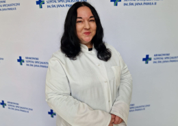prof. UJ, dr hab. n. med. Monika Komar w białym fartuchu na białym tle