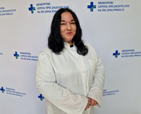 prof. UJ, dr hab. n. med. Monika Komar w białym fartuchu na białym tle