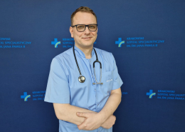 prof. dr hab. n. med. Grzegorz Kopeć w medycznym ubraniu na granatowym tle