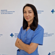 dr n. med. Klaudia Pacia w medycznym ubraniu na białym tle