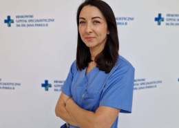 dr n. med. Klaudia Pacia w medycznym ubraniu na białym tle