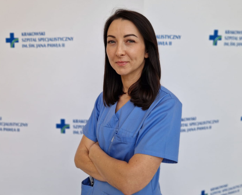 dr n. med. Klaudia Pacia w medycznym ubraniu na białym tle