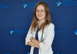 lek. Aleksandra Wozniak w medycznym ubraniu na granatowym tle