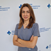 lek. Anna Adamik w medycznym ubraniu na białym tle