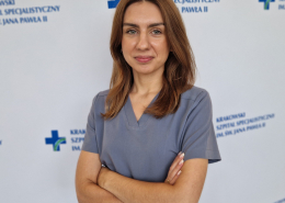 lek. Anna Adamik w medycznym ubraniu na białym tle