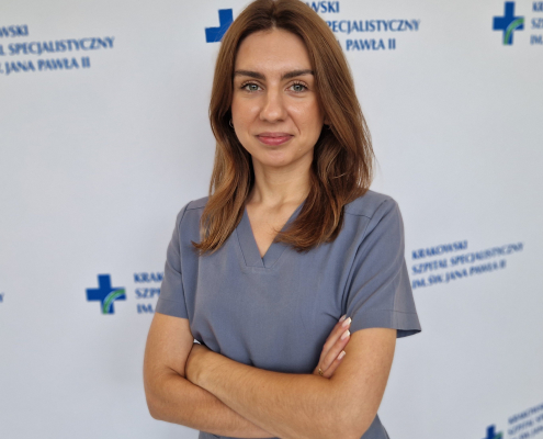 lek. Anna Adamik w medycznym ubraniu na białym tle