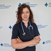 lek. Anna Zioło w medycznym ubraniu na białym tle