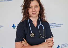 lek. Anna Zioło w medycznym ubraniu na białym tle