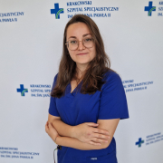 lek. Gabriela Mruk w medycznym ubraniu na białym tle