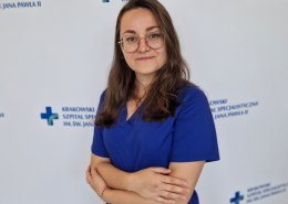 lek. Gabriela Mruk w medycznym ubraniu na białym tle