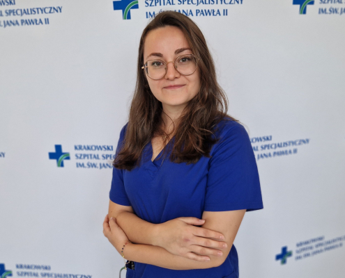 lek. Gabriela Mruk w medycznym ubraniu na białym tle