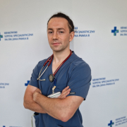 lek. Jakub Kuciński w medycznym ubraniu na białym tle