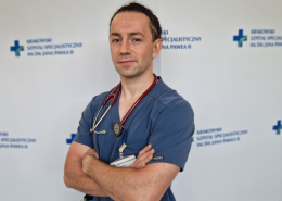 lek. Jakub Kuciński w medycznym ubraniu na białym tle