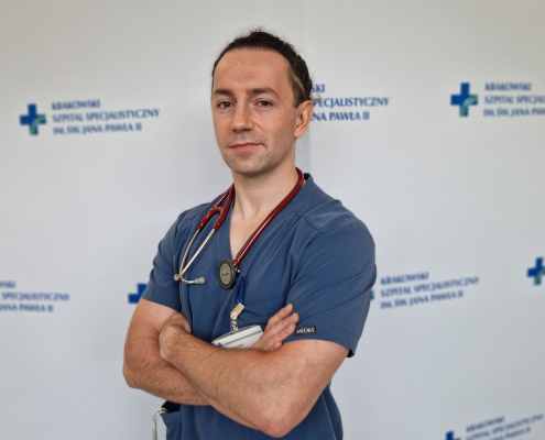 lek. Jakub Kuciński w medycznym ubraniu na białym tle