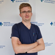 lek. Karol Nowak w medycznym ubraniu na białym tle