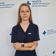 Lek. Kornelia Krawczyk w medycznym ubraniu na białym tle