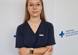 Lek. Kornelia Krawczyk w medycznym ubraniu na białym tle