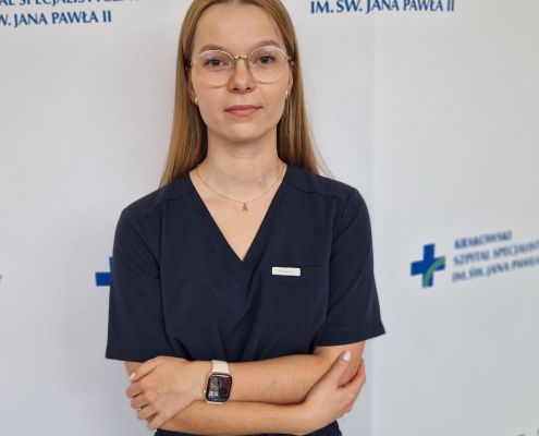 Lek. Kornelia Krawczyk w medycznym ubraniu na białym tle