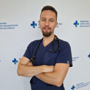 lek. Michał Chlebicki w medycznym ubraniu na białym tle