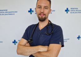 lek. Michał Chlebicki w medycznym ubraniu na białym tle