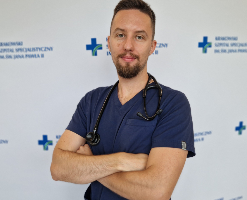 lek. Michał Chlebicki w medycznym ubraniu na białym tle