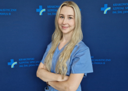 Lek. Natalia Matyjewicz w medycznym ubraniu na granatowym tle