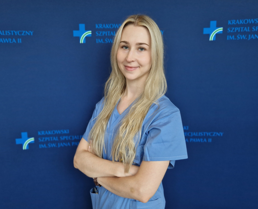 Lek. Natalia Matyjewicz w medycznym ubraniu na granatowym tle