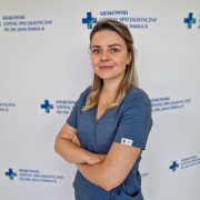 Lek. Oleksandra Bondarchuk w medycznym ubraniu na białym tle