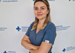 Lek. Oleksandra Bondarchuk w medycznym ubraniu na białym tle