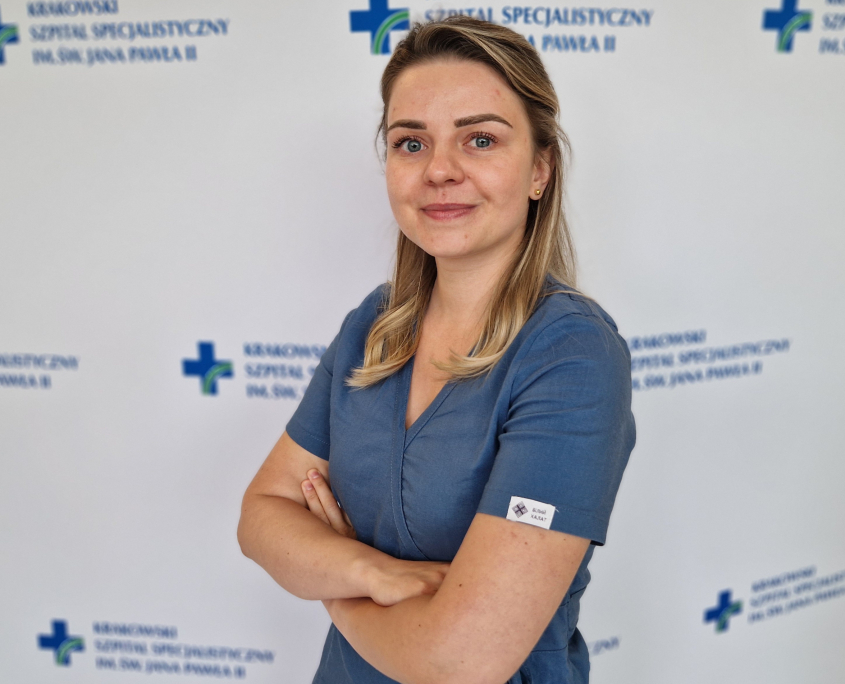 Lek. Oleksandra Bondarchuk w medycznym ubraniu na białym tle