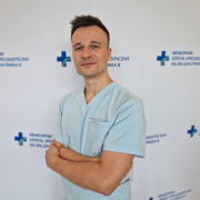 lek. Paweł Sajdak w medycznym ubraniu na białym tle