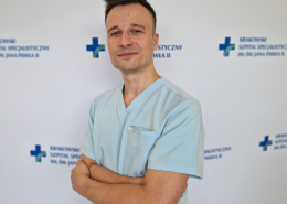 lek. Paweł Sajdak w medycznym ubraniu na białym tle