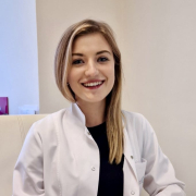 lek. Agnieszka Stępień-Wroniecka w medycznym ubraniu