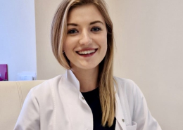 lek. Agnieszka Stępień-Wroniecka w medycznym ubraniu