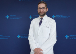 Dr A. Siniarski na tle ścianki z logotypami