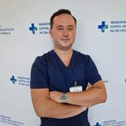 lek. Paweł Wiśniewski w medycznym ubraniu na białym tle