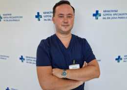 lek. Paweł Wiśniewski w medycznym ubraniu na białym tle