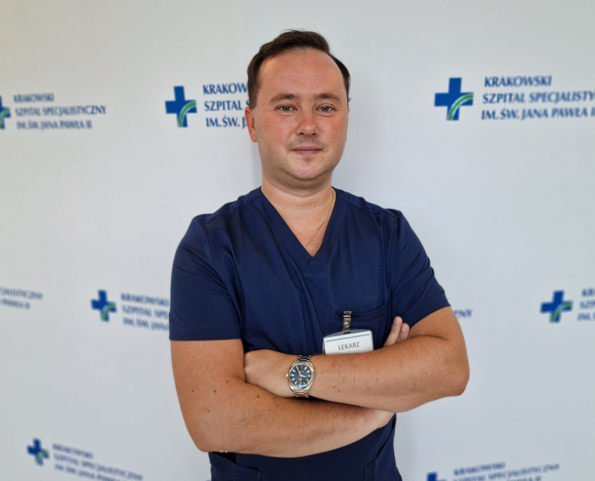 lek. Paweł Wiśniewski w medycznym ubraniu na białym tle