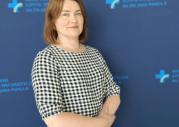 lek. Agnieszka Głogowska na granatowym tle
