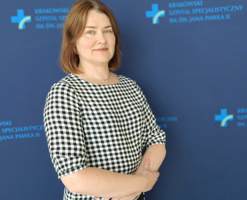 lek. Agnieszka Głogowska na granatowym tle