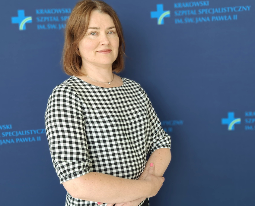 lek. Agnieszka Głogowska na granatowym tle