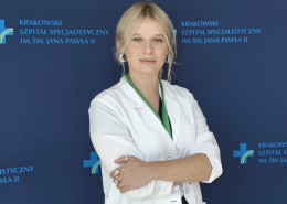 mgr Paulina Tomsia w medycznym ubraniu na granatowym tle