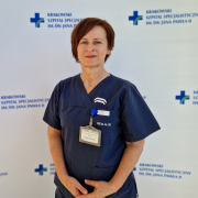 mgr Bożena Rurkowska w medycznym ubraniu na białym tle