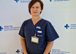 mgr Bożena Rurkowska w medycznym ubraniu na białym tle