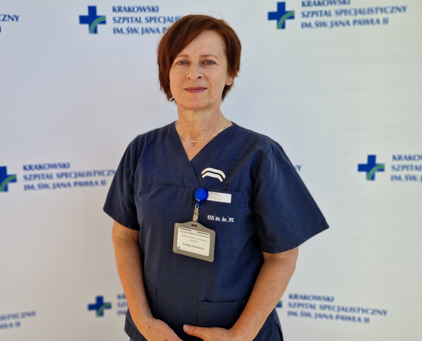 mgr Bożena Rurkowska w medycznym ubraniu na białym tle