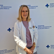 lek. med. Barbara Lelek w medycznym ubraniu na białym tle